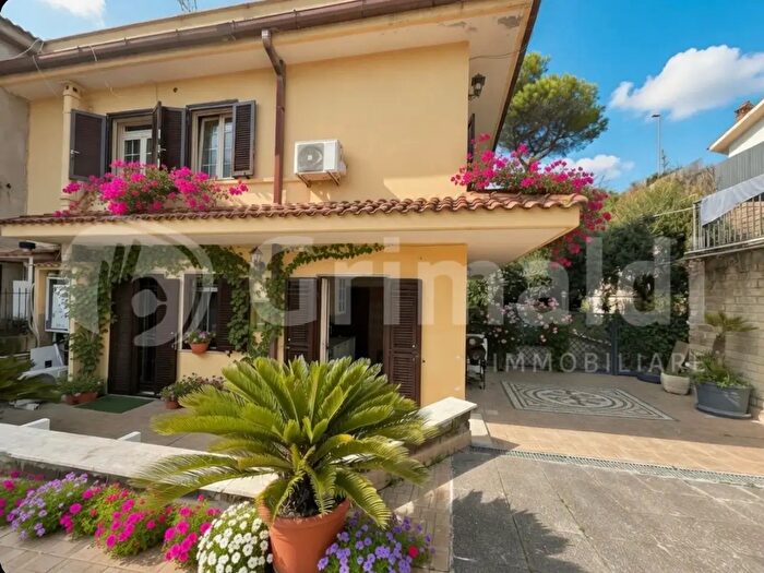 Casa trilocale in vendita in Via Treville, Roma