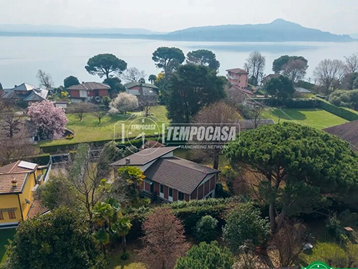 Casa con 6 locali in vendita in Via Carlo Davicini, Lesa