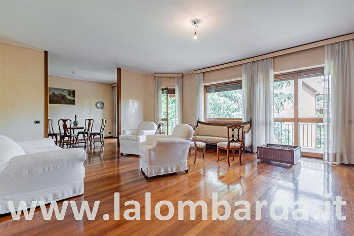 Appartamento con 6 locali in vendita in Via Villa, Vedano Al Lambro