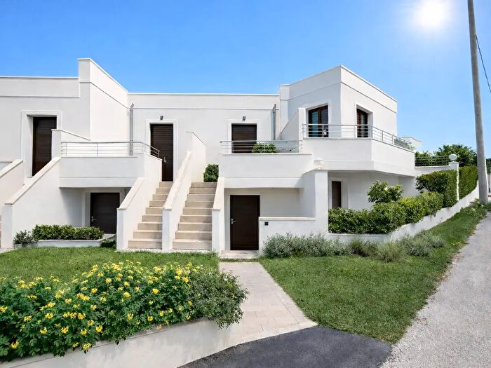 Casa con 12 locali in vendita in Via Don Luigi Sturzo, Patu