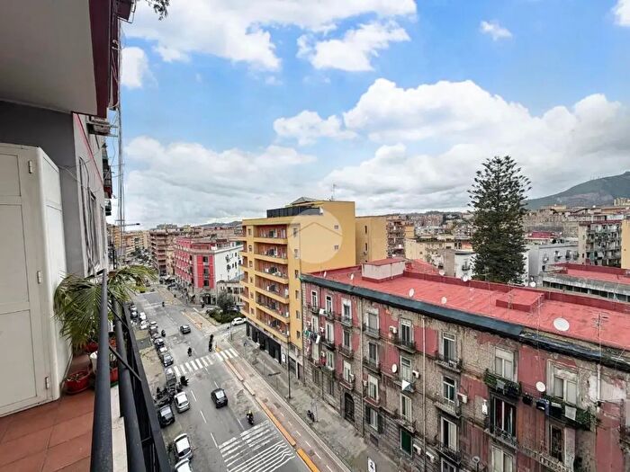 Appartamento trilocale in vendita in Via Caio Duilio, Napoli