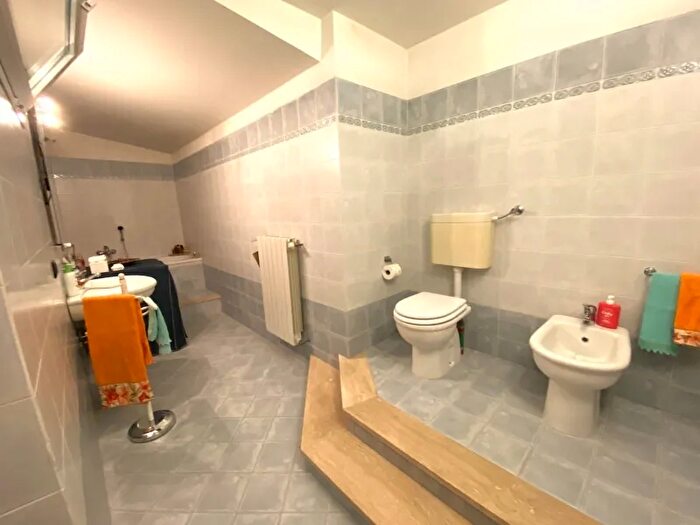 Appartamento con 5 locali in vendita in Montecatini Terme