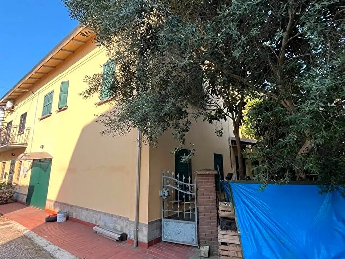 Casa con 7 locali in vendita in Rolo