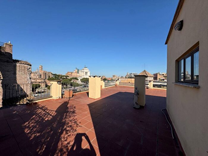 Casa con 6 locali in affitto in Via Tor de Conti, Monti, Roma