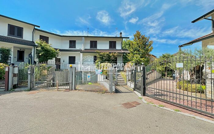 Casa quadrilocale in vendita in Via Filippo Turati, Cerro Al Lambro