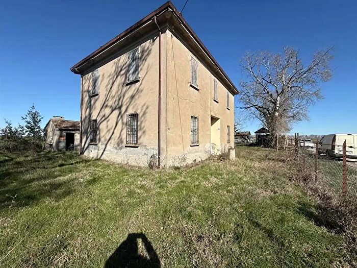 Casa con 8 locali in vendita in Via Maè, Argenta