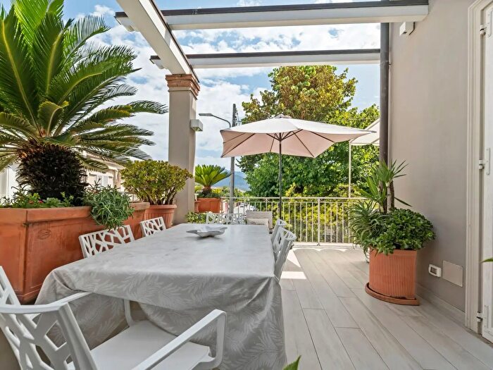 Appartamento con 6 locali in vendita in Pietrasanta