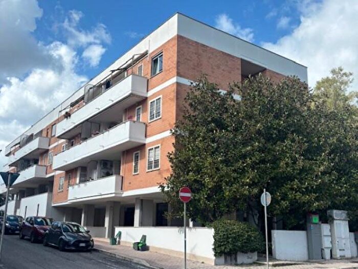 Appartamento quadrilocale in vendita in Via Massimiliano di Palombara, Roma