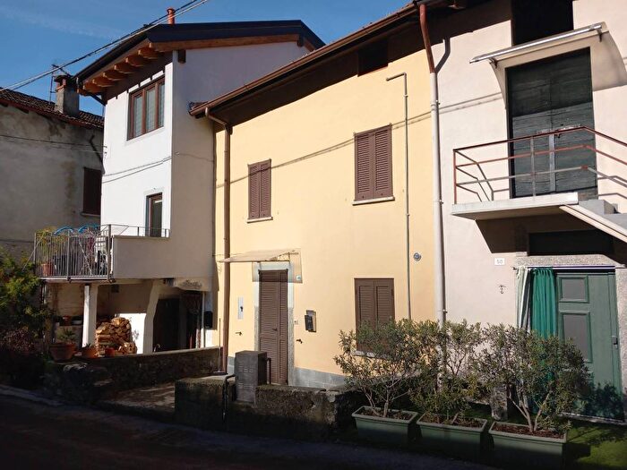 Appartamento trilocale in affitto in Lezzeno