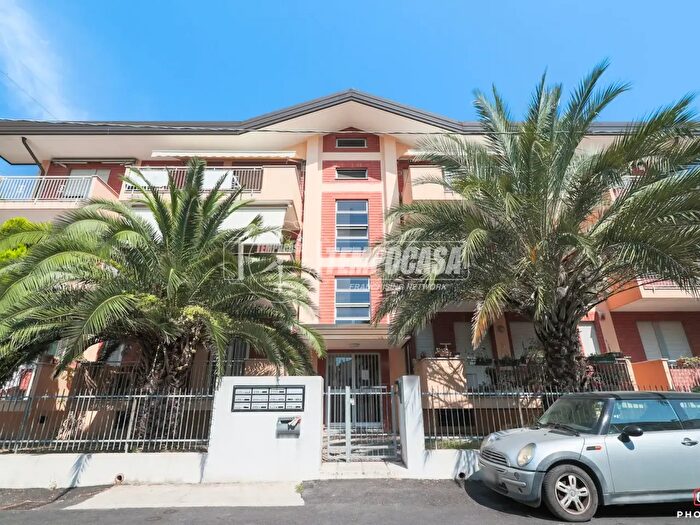 Appartamento con 5 locali in vendita in Viale Siracusa, Riccione