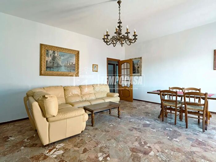 Appartamento trilocale in vendita in Via Angelo Massarotti, Cremona