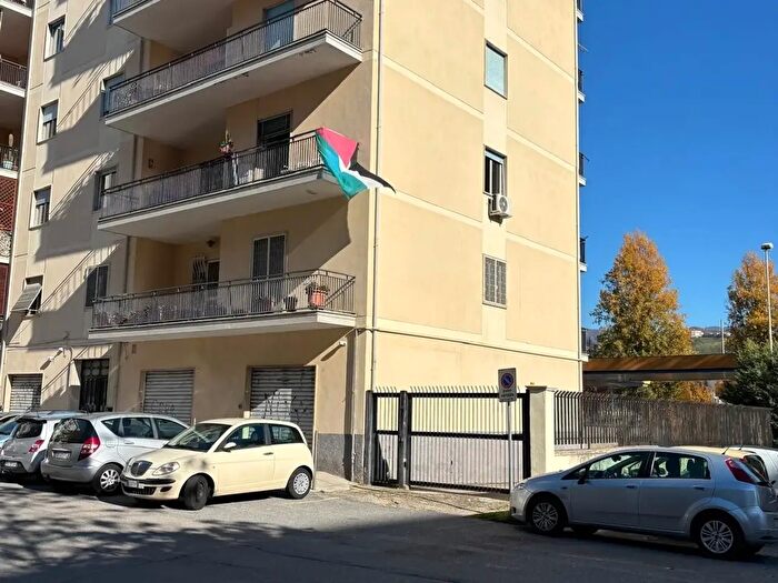 Appartamento quadrilocale in vendita in Via Consalvo Aragona, Cosenza