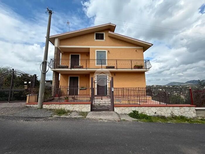 Casa con 12 locali in vendita in Via Grottaccia, Nerola