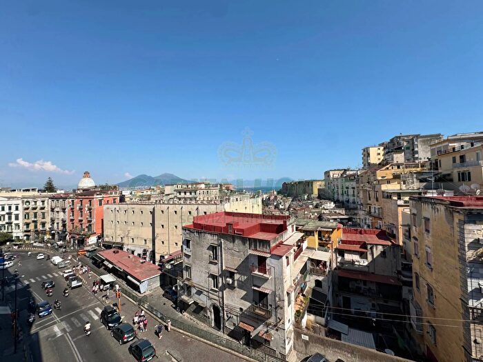 Appartamento con 13 locali in vendita in Via Salvator Rosa, Napoli