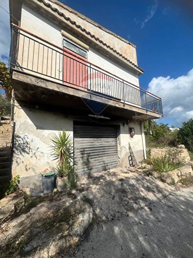 Casa con 6 locali in vendita in Necropoli Lardia, Sortino