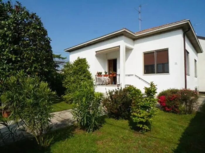 Casa quadrilocale in vendita in Via Novembre, Cassolnovo