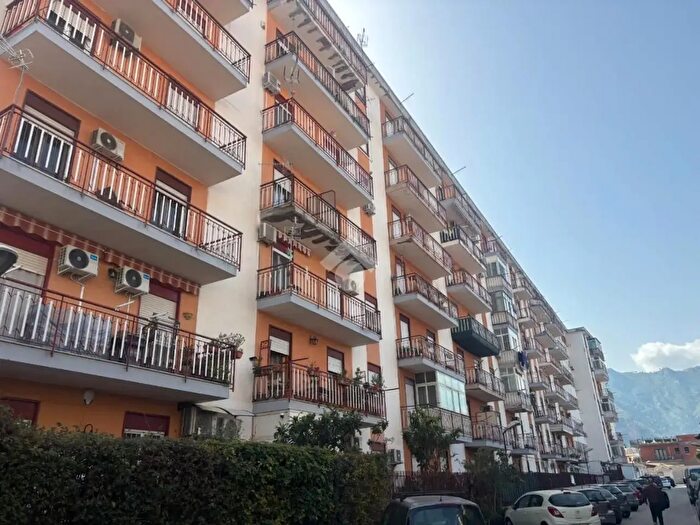 Appartamento quadrilocale in vendita in Largo Giuliana, Palermo
