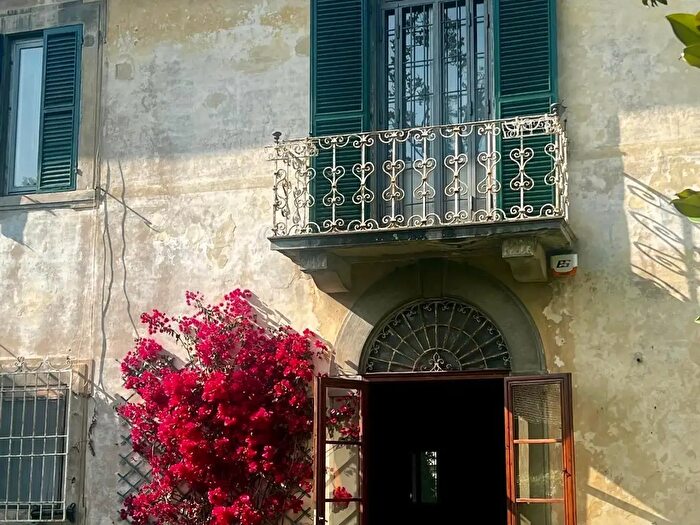 Casa con 10 locali in vendita in Cascina