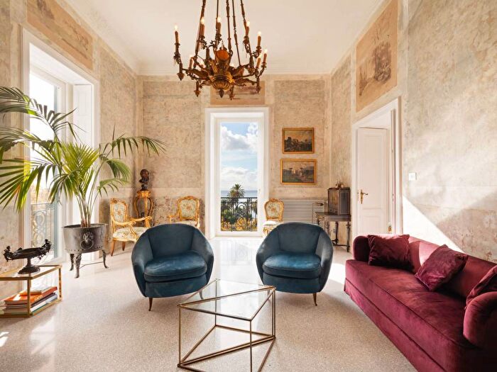 Appartamento con 6 locali in affitto in Via Riviera di Chiaia, Chiaia, Napoli