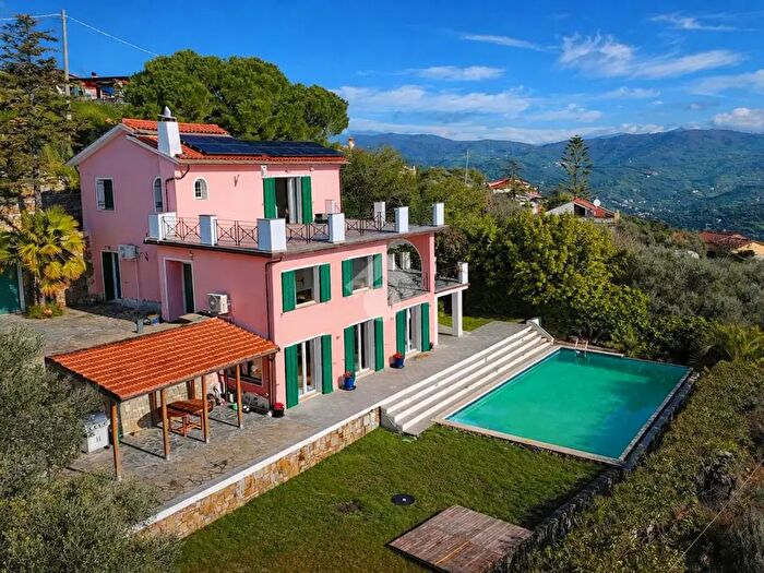 Casa con 11 locali in vendita in Strada del Colle, Imperia