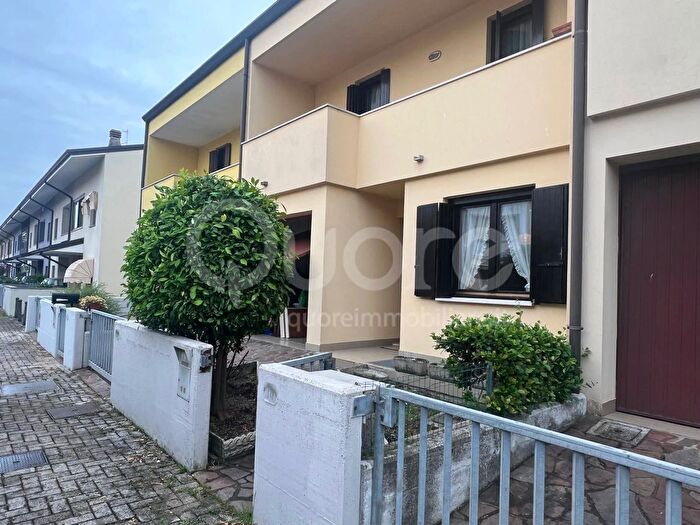 Casa con 8 locali in vendita in Via Latina, Udine