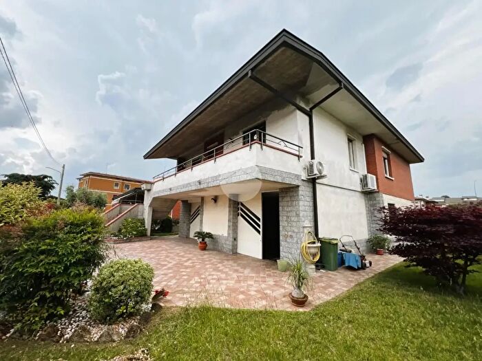 Casa quadrilocale in vendita in Via F Baracca, Rovato