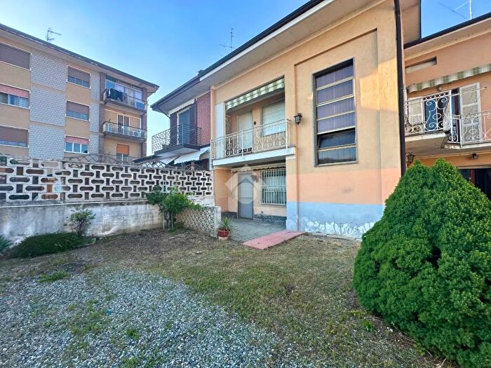 Casa con 7 locali in vendita in Via Ugo Foscolo, Santhia