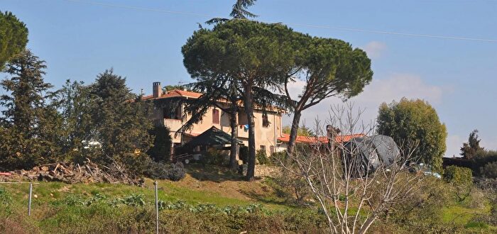 Casa con 12 locali in vendita in Riparbella