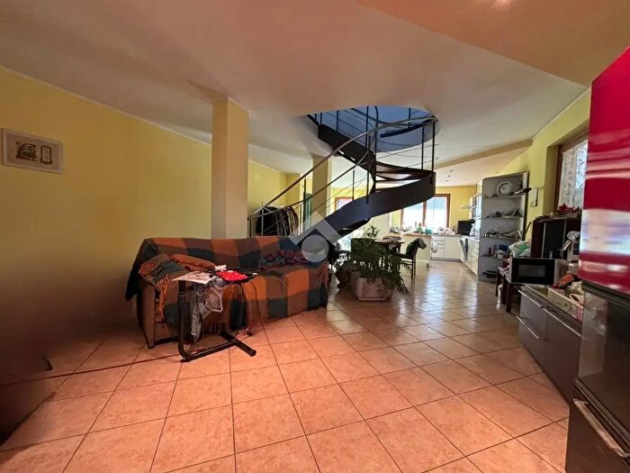 Casa con 6 locali in vendita in Via Amerano, None