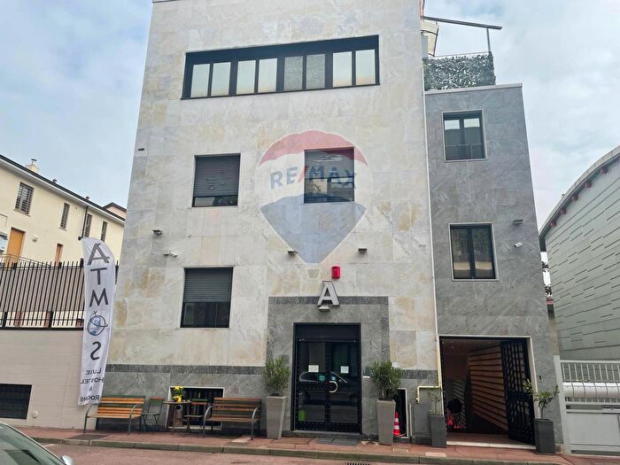 Casa con 16 locali in vendita in Via Paul Cezanne, Milano