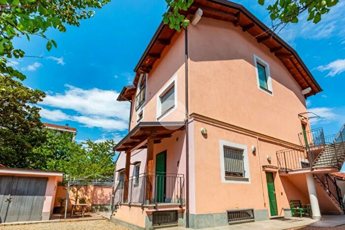 Casa con 10 locali in vendita in Via Macedonia, Collegno