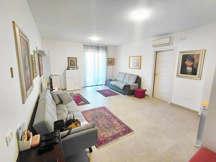 Appartamento quadrilocale in affitto in Viale delle Acacie, Pinetamare, Castel Volturno
