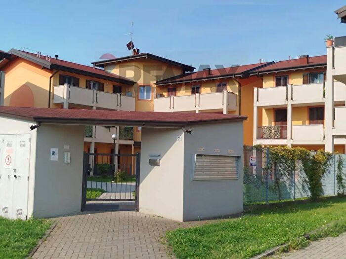 Appartamento trilocale in affitto in Via Perlasca, Vellezzo Bellini