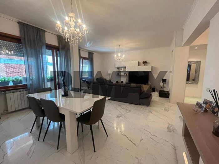 Appartamento con 5 locali in affitto in Via Gerolamo Belloni, Vigna Clara Vigna Stelluti, Roma