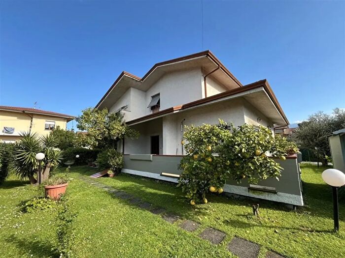 Casa con 8 locali in vendita in Massa