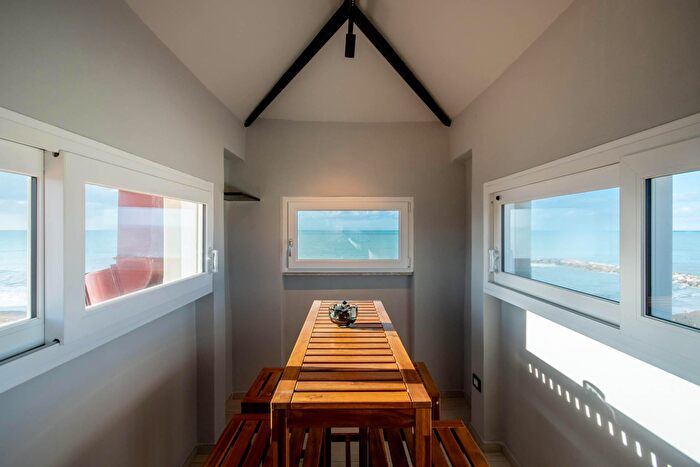 Appartamento con 8 locali in vendita in Cecina