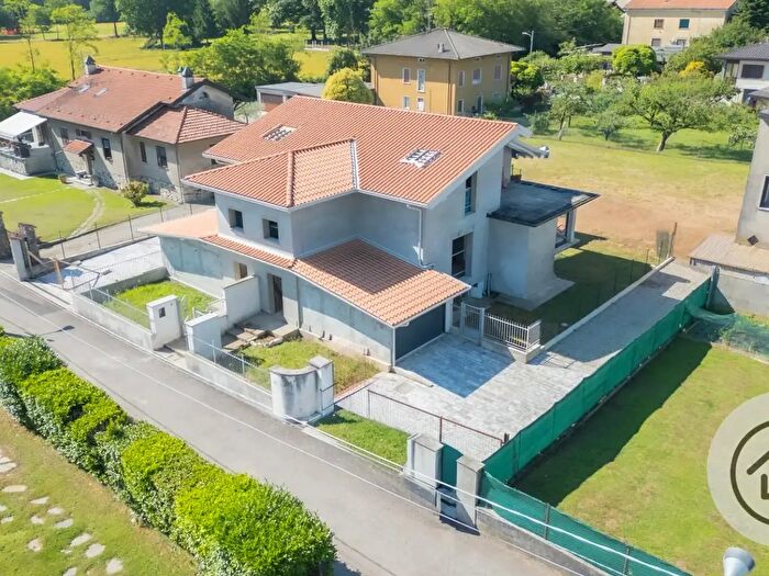 Casa quadrilocale in vendita in Via Gaetano Donizetti, Caronno Varesino