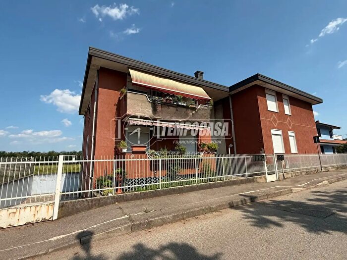 Appartamento trilocale in vendita in Via Roma, Dairago