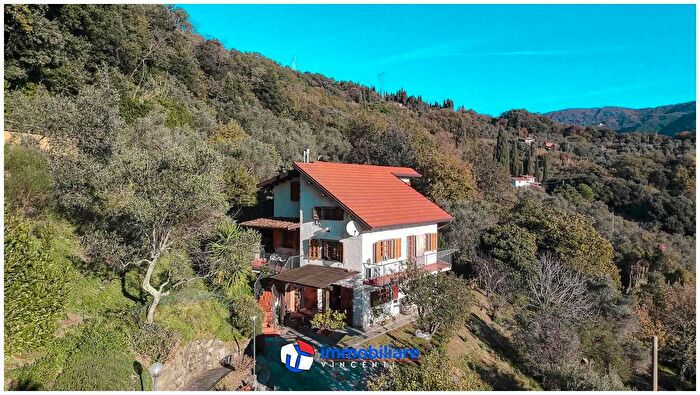 Casa con 9 locali in vendita in Sarzana