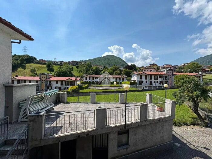 Casa quadrilocale in vendita in Via Borlezza, Pianico