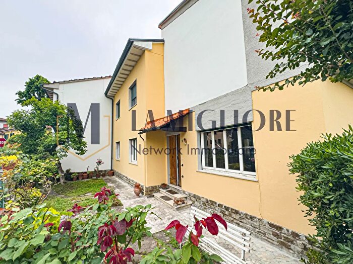 Appartamento con 5 locali in vendita in Via Girolamo De Rossi, Pistoia
