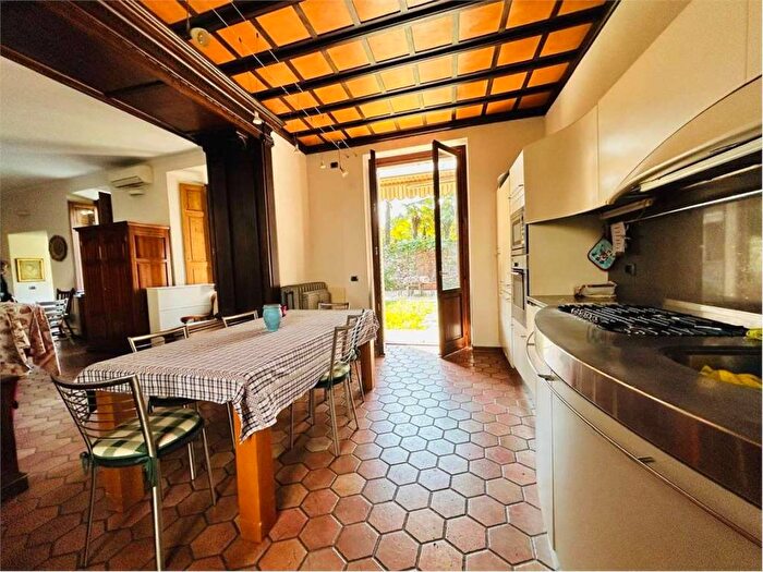 Appartamento trilocale in affitto in Via Ondoli, Centro, Angera