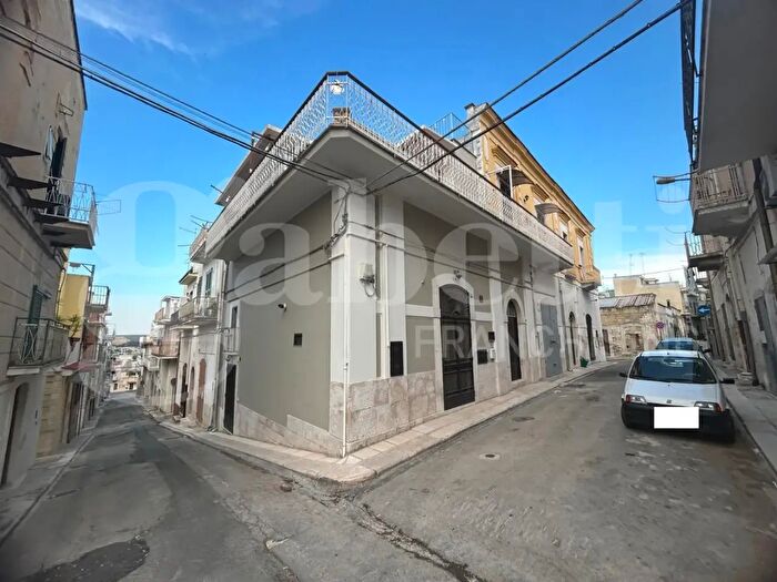 Appartamento con 5 locali in vendita in Vico Pisa, Canosa Di Puglia