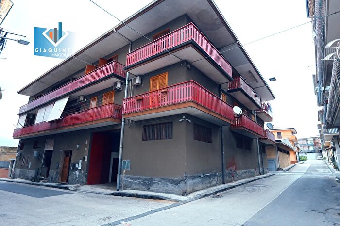 Appartamento con 8 locali in vendita in Via Teocrito N, Palagonia