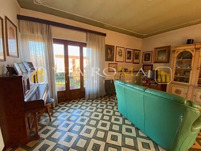 Casa con 9 locali in vendita in Lucca