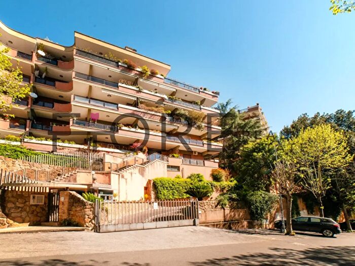 Appartamento trilocale in vendita in Via della Mendola, Roma