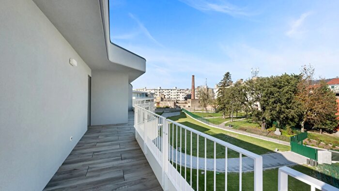 Appartamento trilocale in vendita in Via Costalunga, Trieste