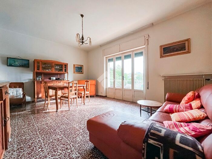 Appartamento con 5 locali in vendita in Via Pisa, Massa