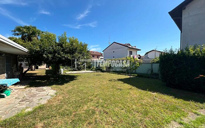 Appartamento trilocale in vendita in Via San Lorenzo, Lazzate