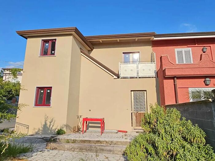 Casa quadrilocale in vendita in Carrara